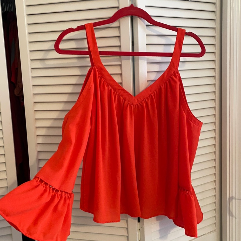 GB off the shoulder flowy top